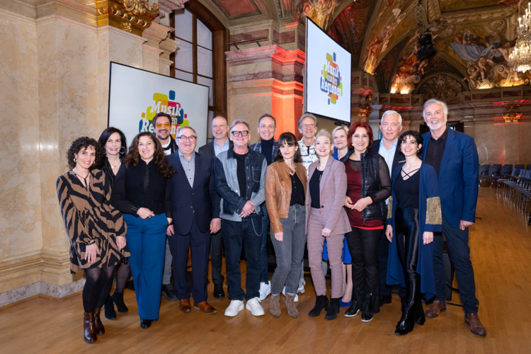 Left to right: Christine Schick, Katharina Schick, Shlomit Butbul, Christian Stani, Sepp Adlmann, Gernot Graninger, Peter Pansky, Reinhart Gabriel, Veronika Schick, Hannes Schwarzenberger, Christine Bauer, Tamara Ofenauer-Haas, Irene Suchy, Martin Lammerhuber, Scharmien Zandi, Alfred Jaklitsch. Image credit: Eva Kelety, 2025.